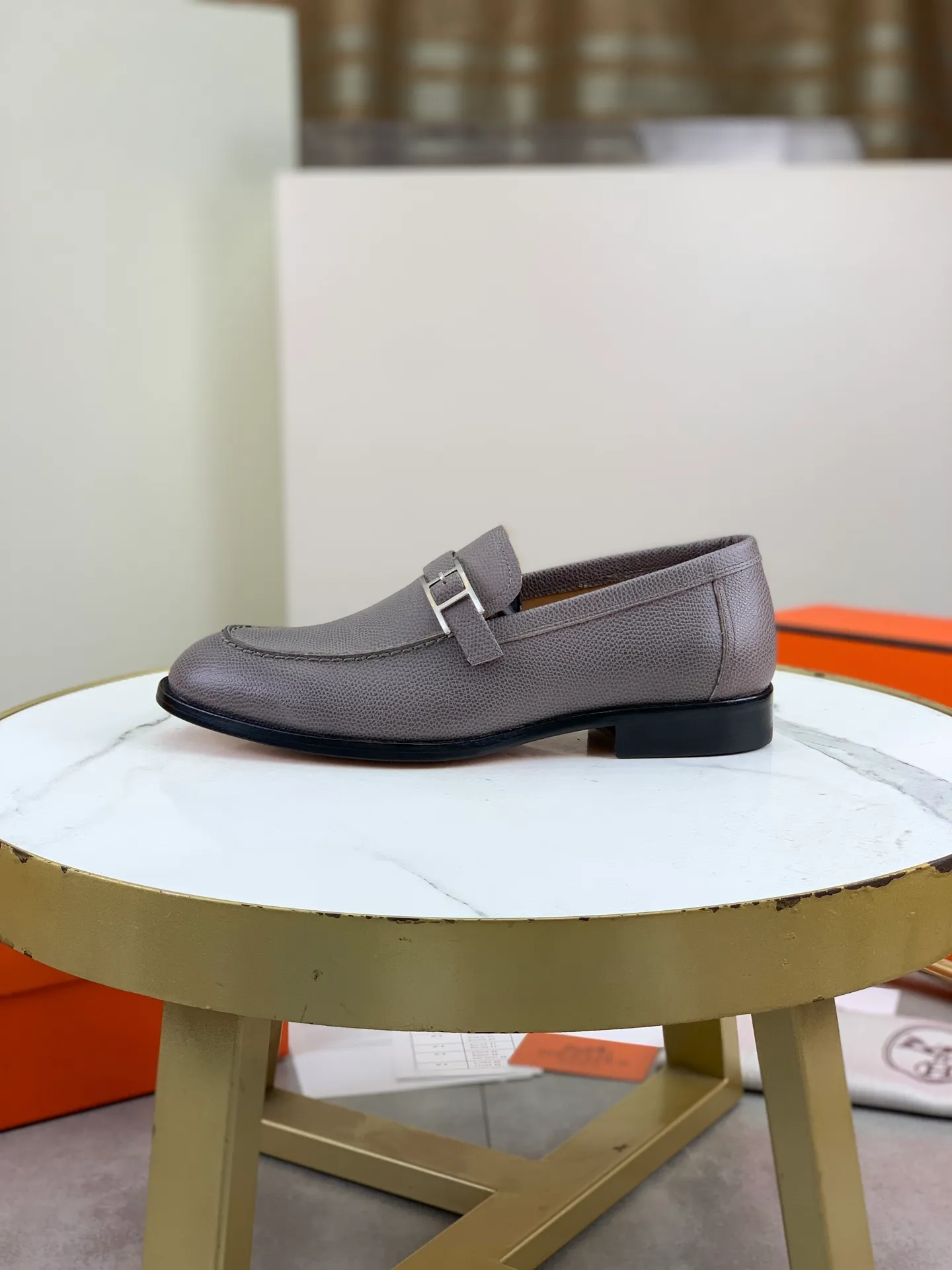Factory price P980 💰💎💎💎 Original genuine leather outsole Brand: Hermès Grade: Same as the official website Original quality materials: Original soft calfskin Water-dyed cowhide lining Original Italian genuine leather outsole Style categories: Men's fashion Formal casual leather shoes Slip-on men's shoes series Young fashion European and American trends British style Code number: 39-45 (38.46 can be customized)